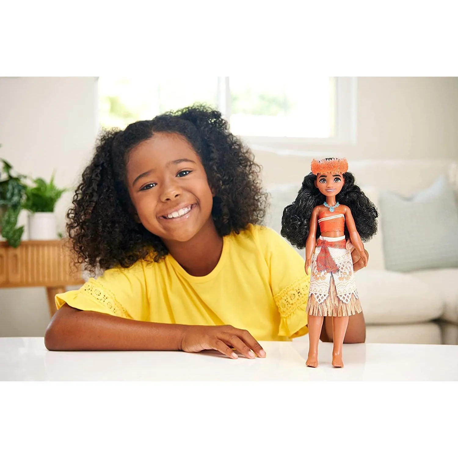 Mattel Disney Princess Moana Fashion Doll, Sparkling Look with Brown Hair, Brown Eyes & Hair Accessory